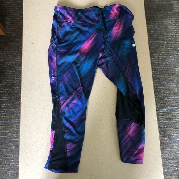 Large Nike Capri yoga pants - Picture 1 of 1